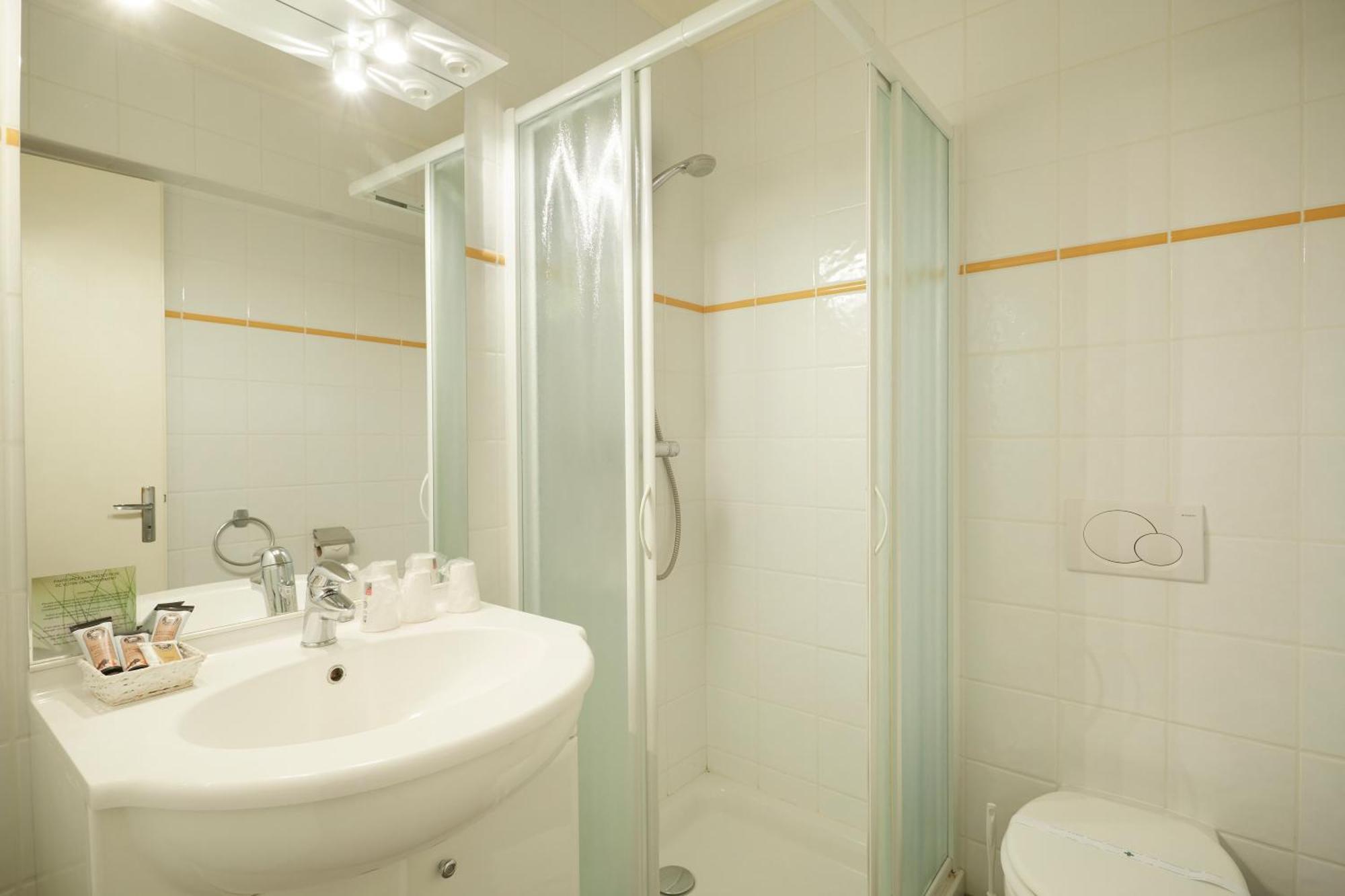 Hotel Eliova L'Eau Vive Chatel Bagian luar foto